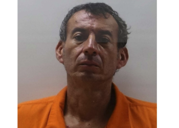 Hombre amenaza a su familia con bomba casera